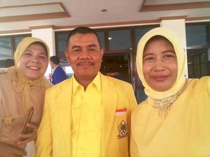 Sekretaris DPD Golkar Kota Pariaman, Syamsuir (tengah) bersama dua orang politisi perempuan Golkar.