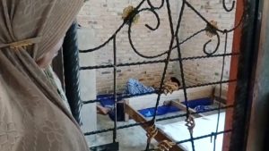 Kecanduan Lem dan Pertalite, Pemuda di Padang Pariaman Terpaksa Dirantai Usai Aniaya Ibu Kandung