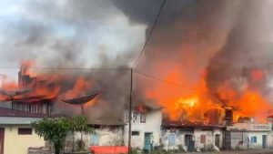 Kebakaran Hebat Ludeskan 15 Kios di Pasar Kayu Tanam, Kerugian Ditaksir Rp2,5 Miliar