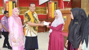 Pemko Pariaman Salurkan Biaya Operasional untuk 990 Kader KB dan TPK